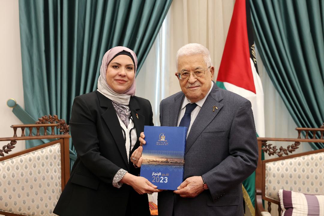 الرئيس خلال تسلمه التقرير السنوي لديوان الجريدة الرسمية لعام 2023 (تصوير: ثائر غنايم)